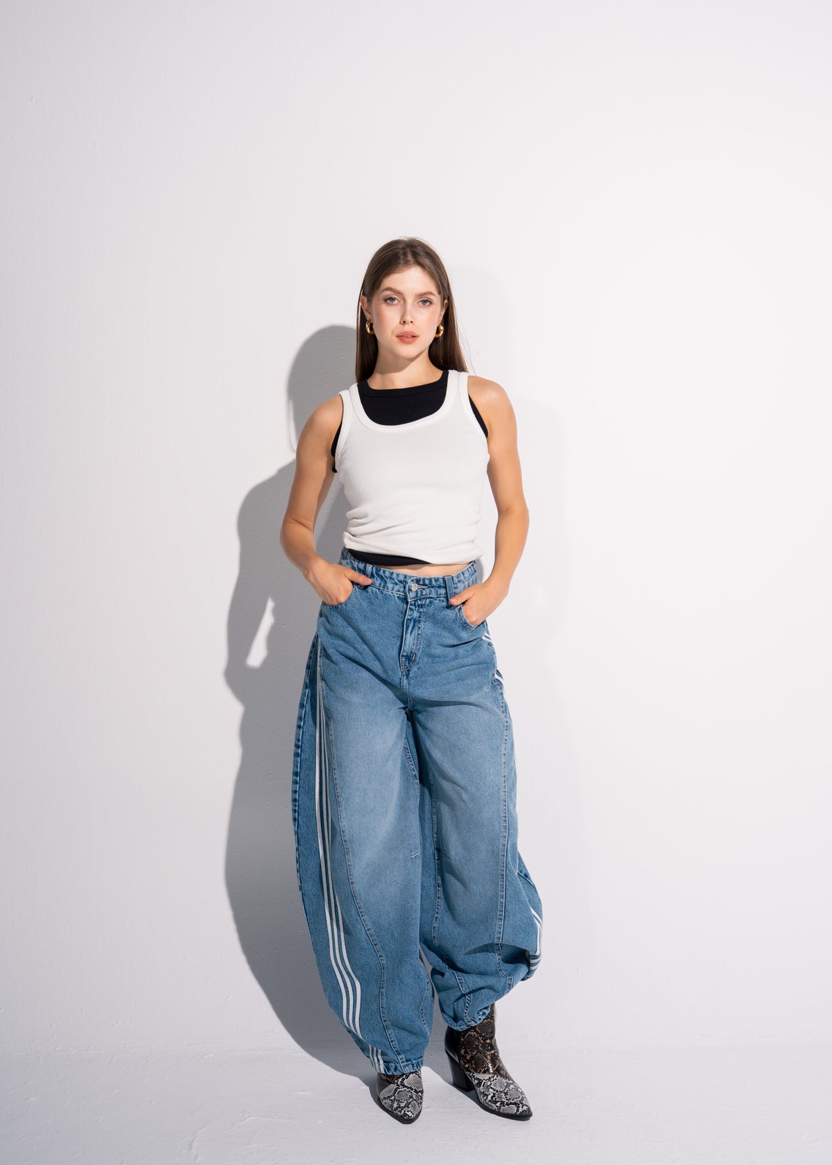 Barrel Jeans With 3 Stripes Detailing