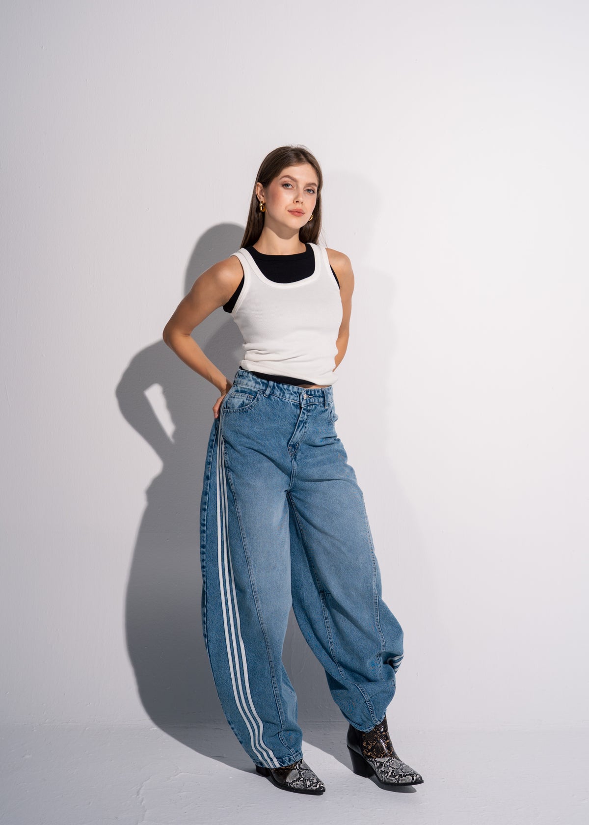 Barrel Jeans With 3 Stripes Detailing