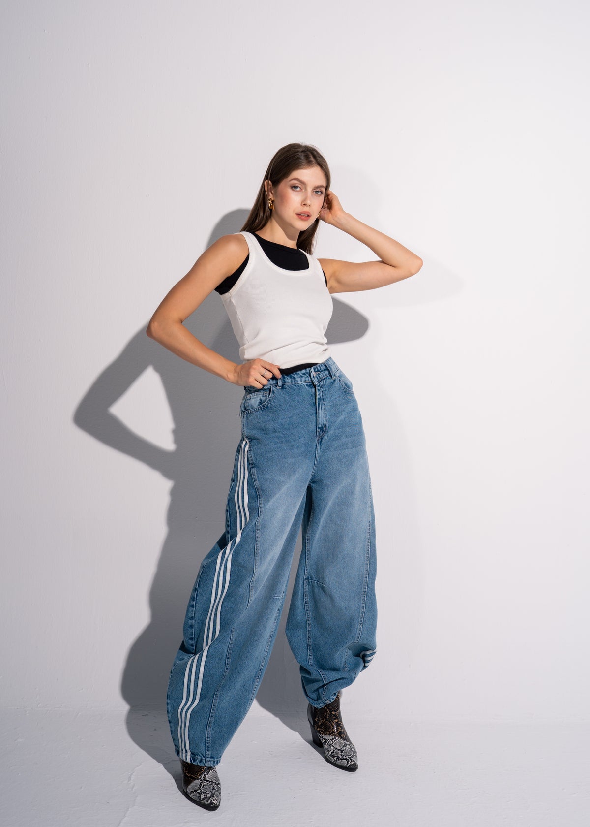 Barrel Jeans With 3 Stripes Detailing