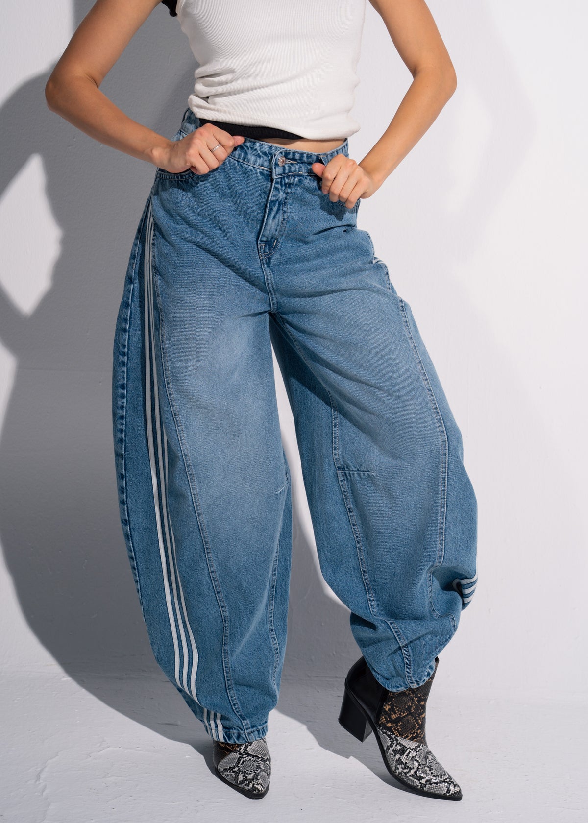Barrel Jeans With 3 Stripes Detailing