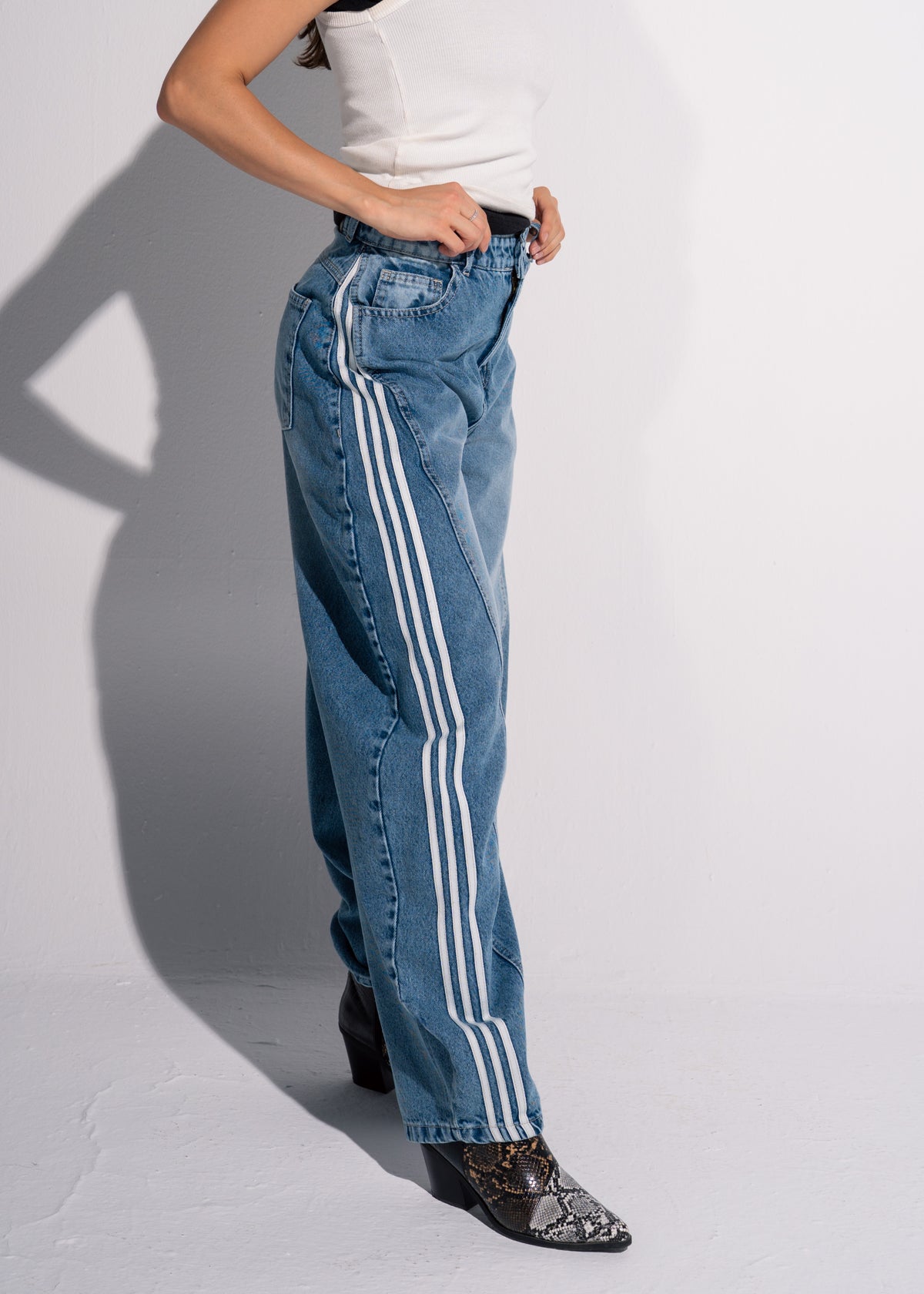 Barrel Jeans With 3 Stripes Detailing