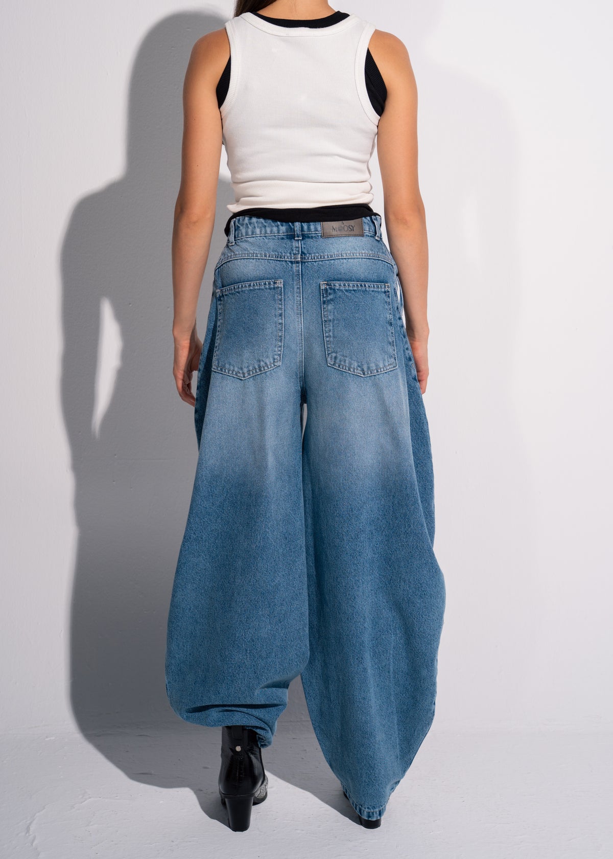 Barrel Jeans With 3 Stripes Detailing