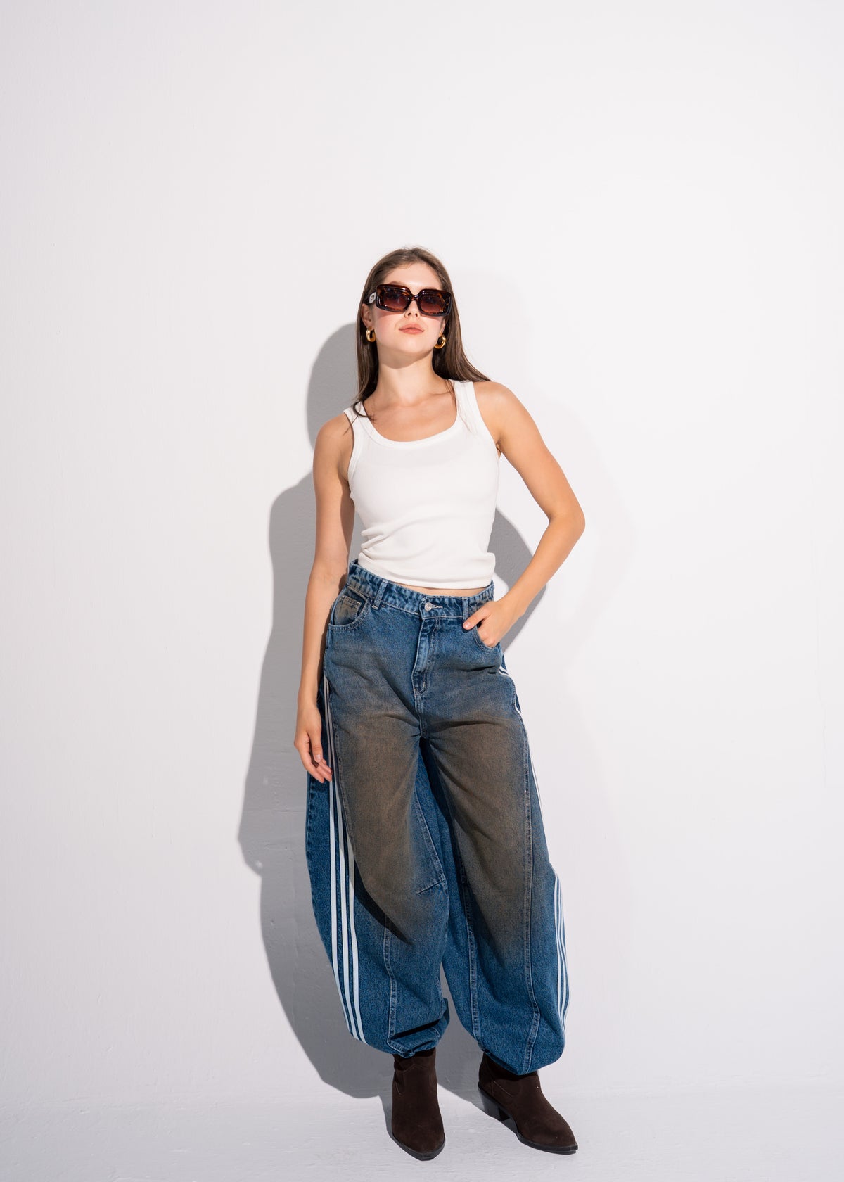 Barrel Jeans With 3 Stripes Detailing