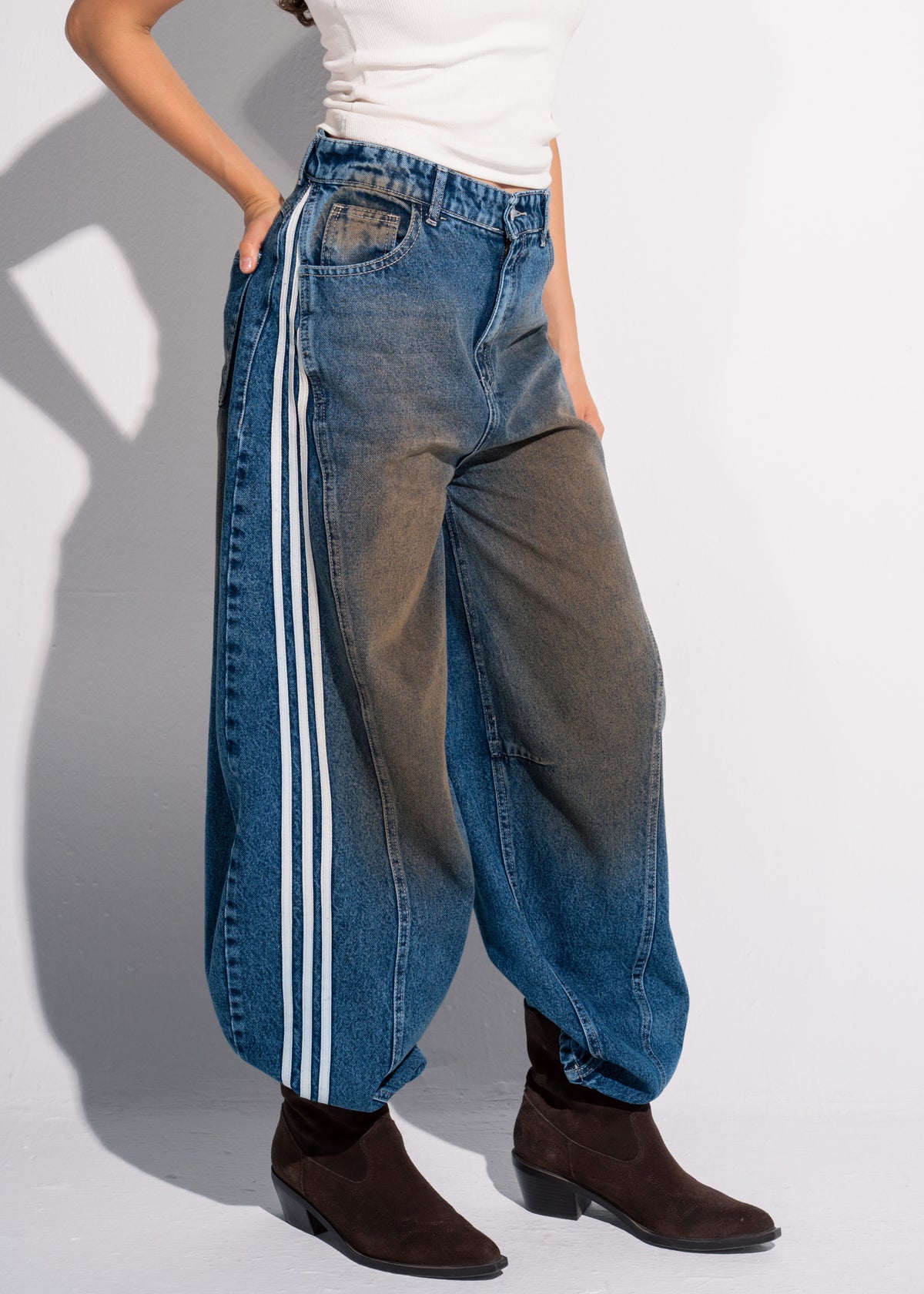 Barrel Jeans With 3 Stripes Detailing
